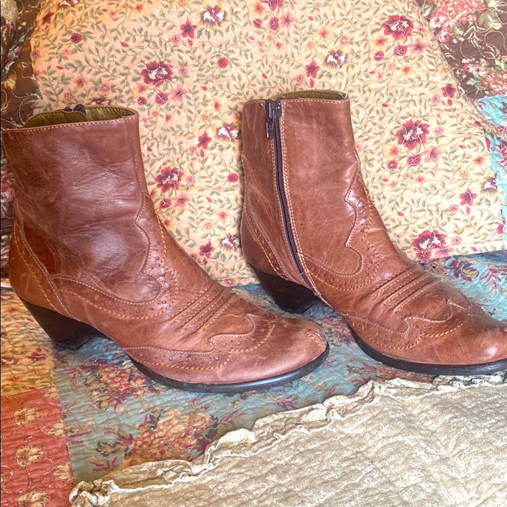 Jose Saenz ankle boots